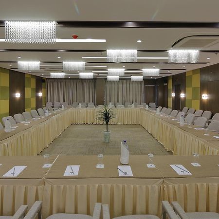 Hotel Pragati The Grand Ahmedabad Buitenkant foto