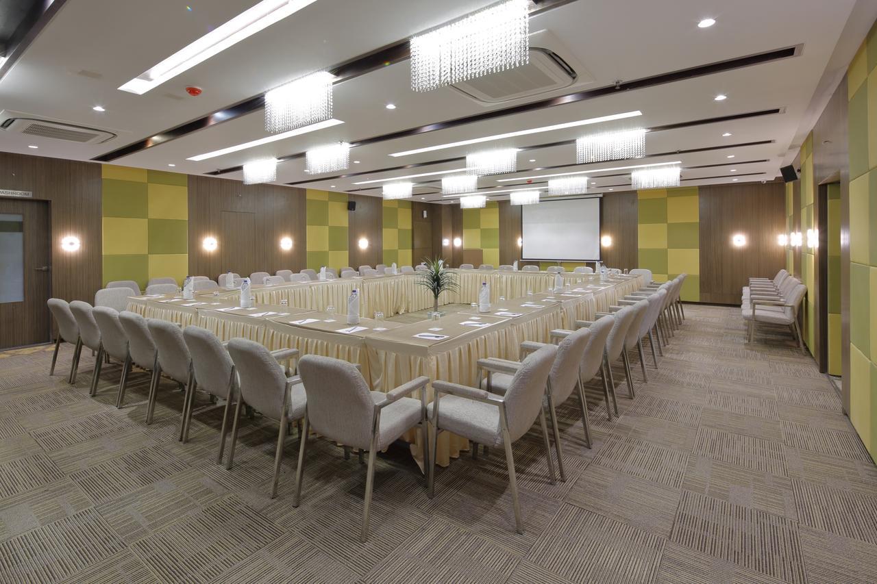 Hotel Pragati The Grand Ahmedabad Buitenkant foto