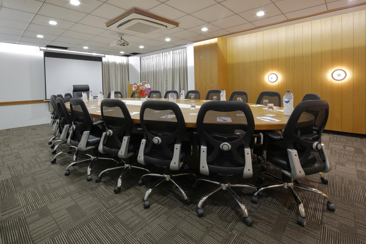 Hotel Pragati The Grand Ahmedabad Buitenkant foto
