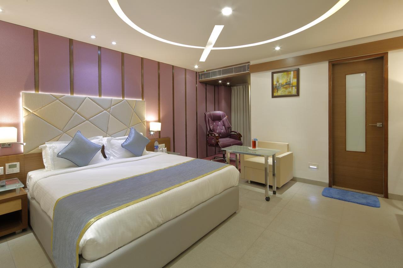 Hotel Pragati The Grand Ahmedabad Buitenkant foto