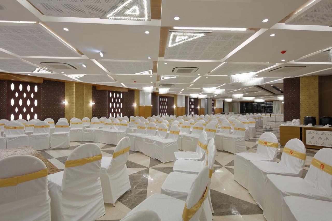 Hotel Pragati The Grand Ahmedabad Buitenkant foto