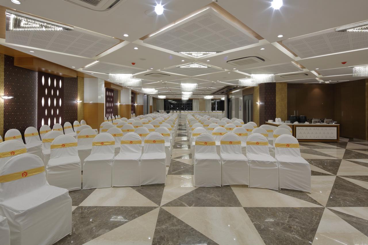 Hotel Pragati The Grand Ahmedabad Buitenkant foto