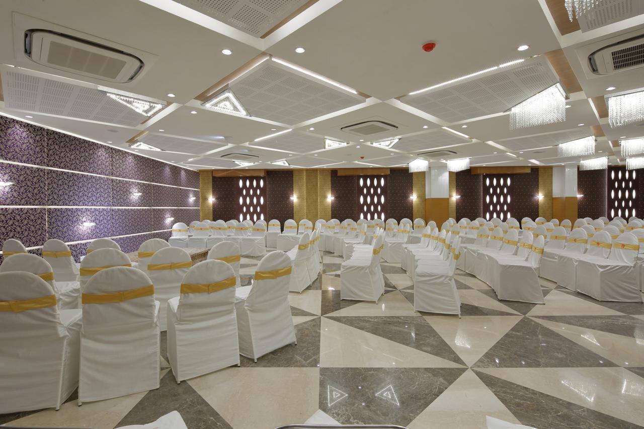 Hotel Pragati The Grand Ahmedabad Buitenkant foto