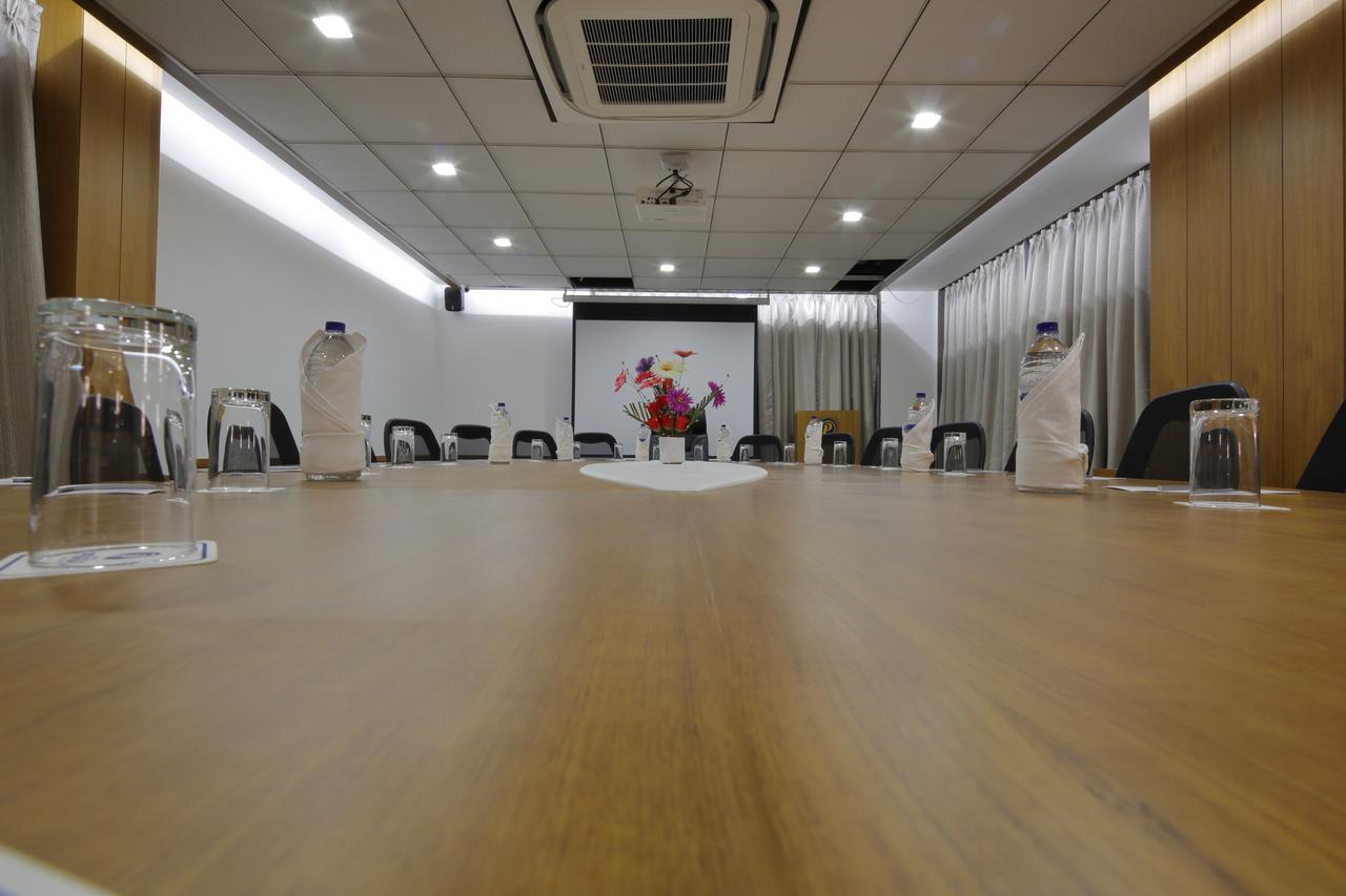 Hotel Pragati The Grand Ahmedabad Buitenkant foto
