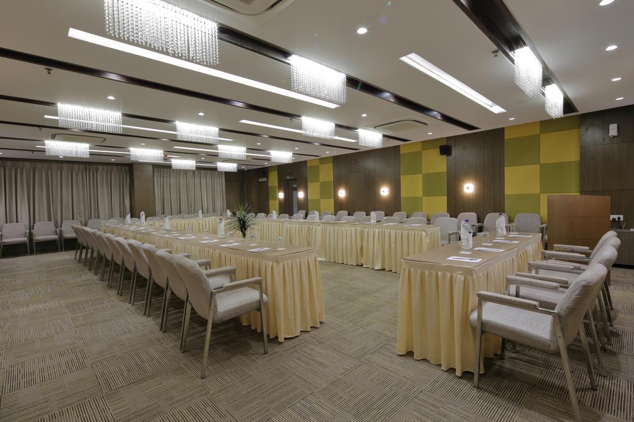 Hotel Pragati The Grand Ahmedabad Buitenkant foto