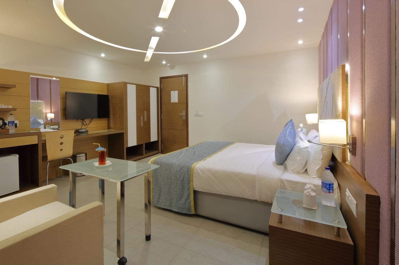Hotel Pragati The Grand Ahmedabad Buitenkant foto
