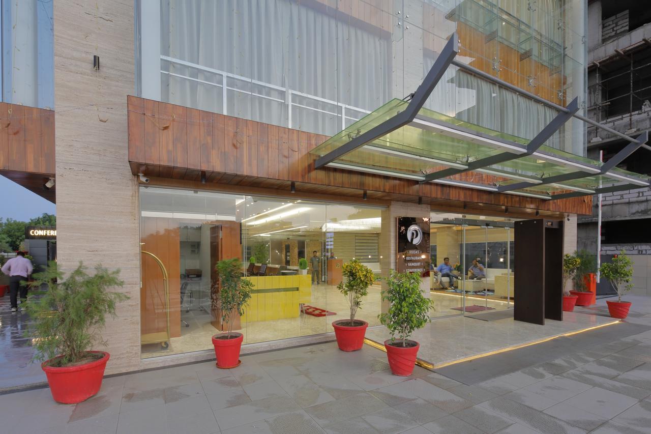 Hotel Pragati The Grand Ahmedabad Buitenkant foto