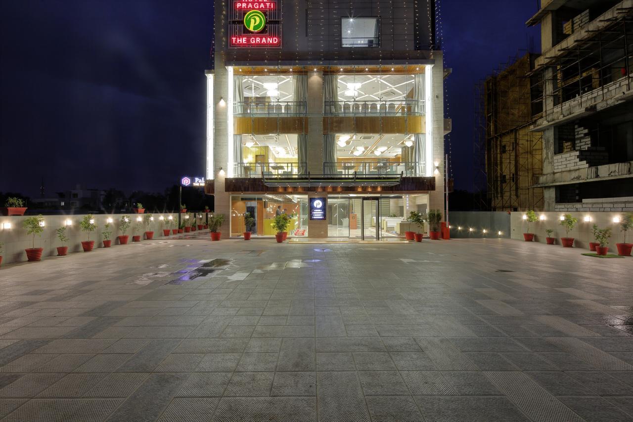 Hotel Pragati The Grand Ahmedabad Buitenkant foto