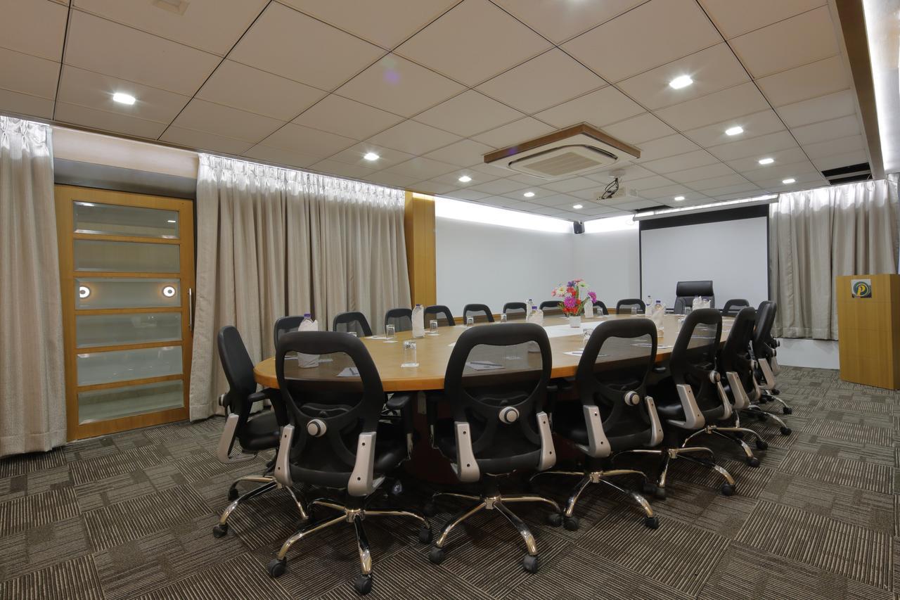 Hotel Pragati The Grand Ahmedabad Buitenkant foto