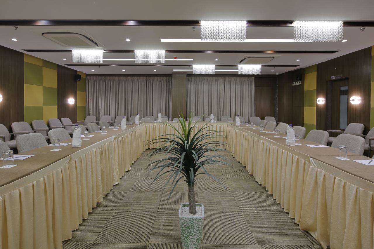 Hotel Pragati The Grand Ahmedabad Buitenkant foto