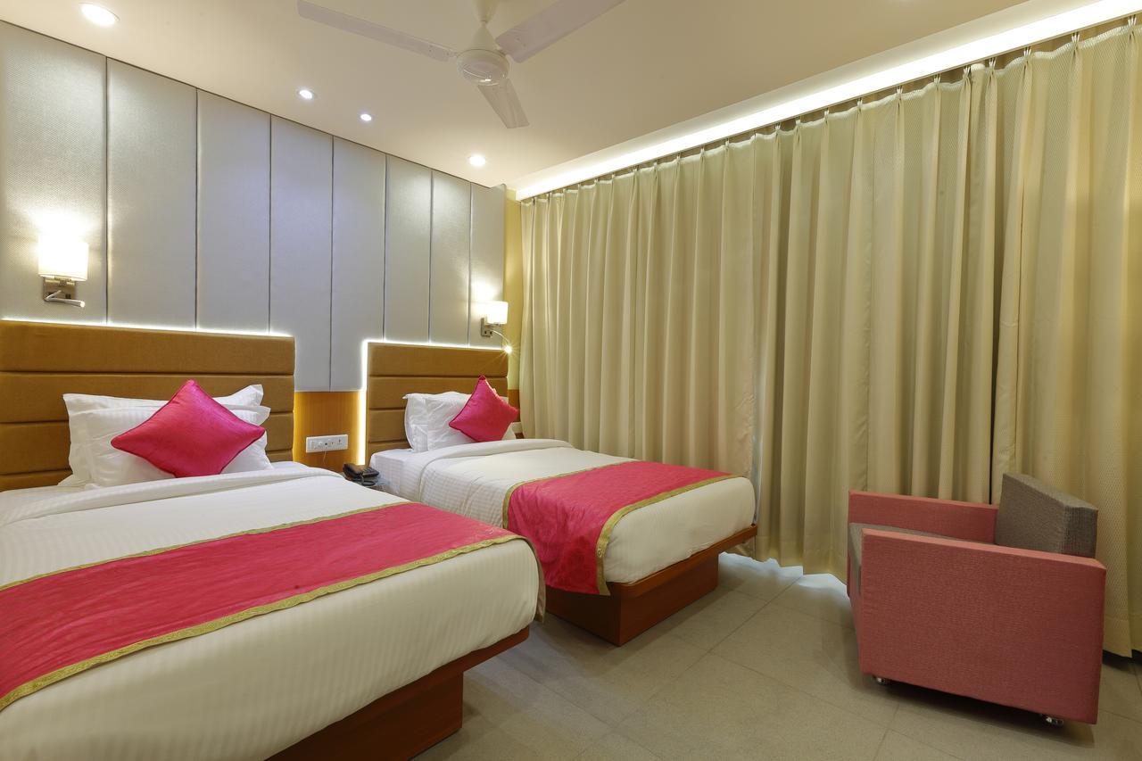 Hotel Pragati The Grand Ahmedabad Buitenkant foto