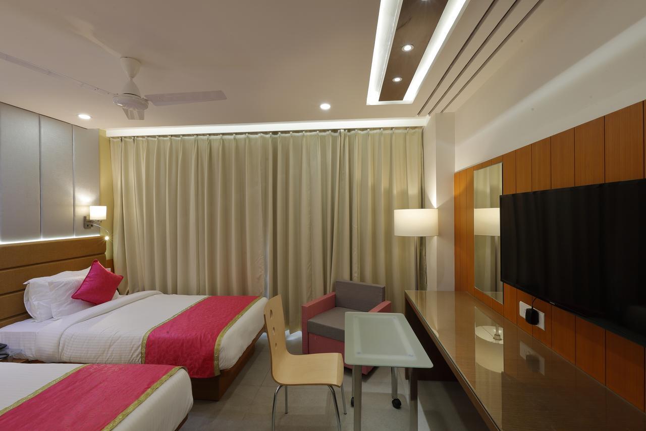 Hotel Pragati The Grand Ahmedabad Buitenkant foto