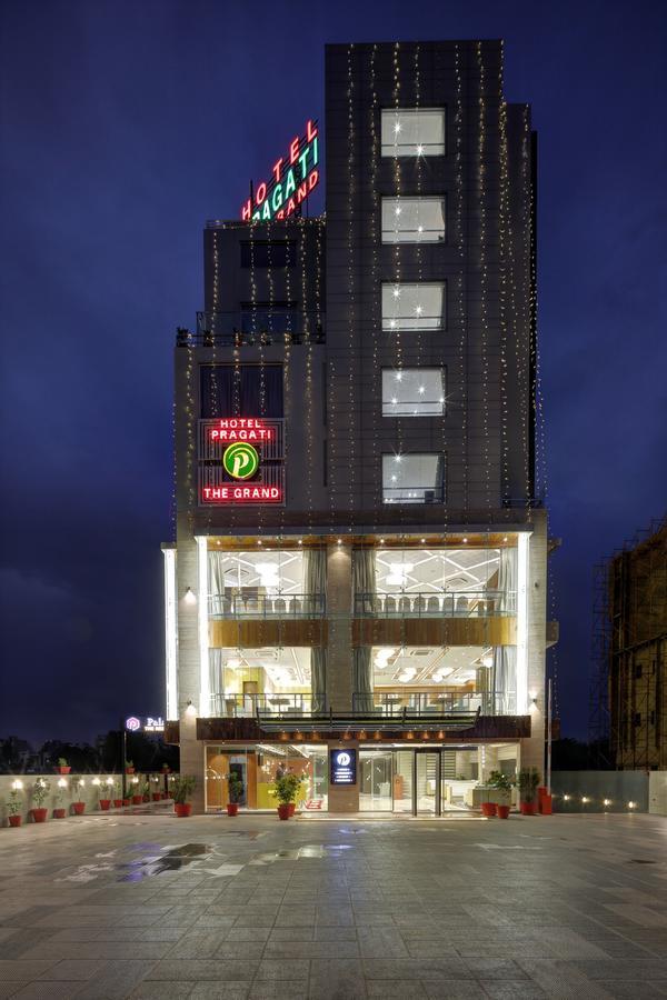 Hotel Pragati The Grand Ahmedabad Buitenkant foto