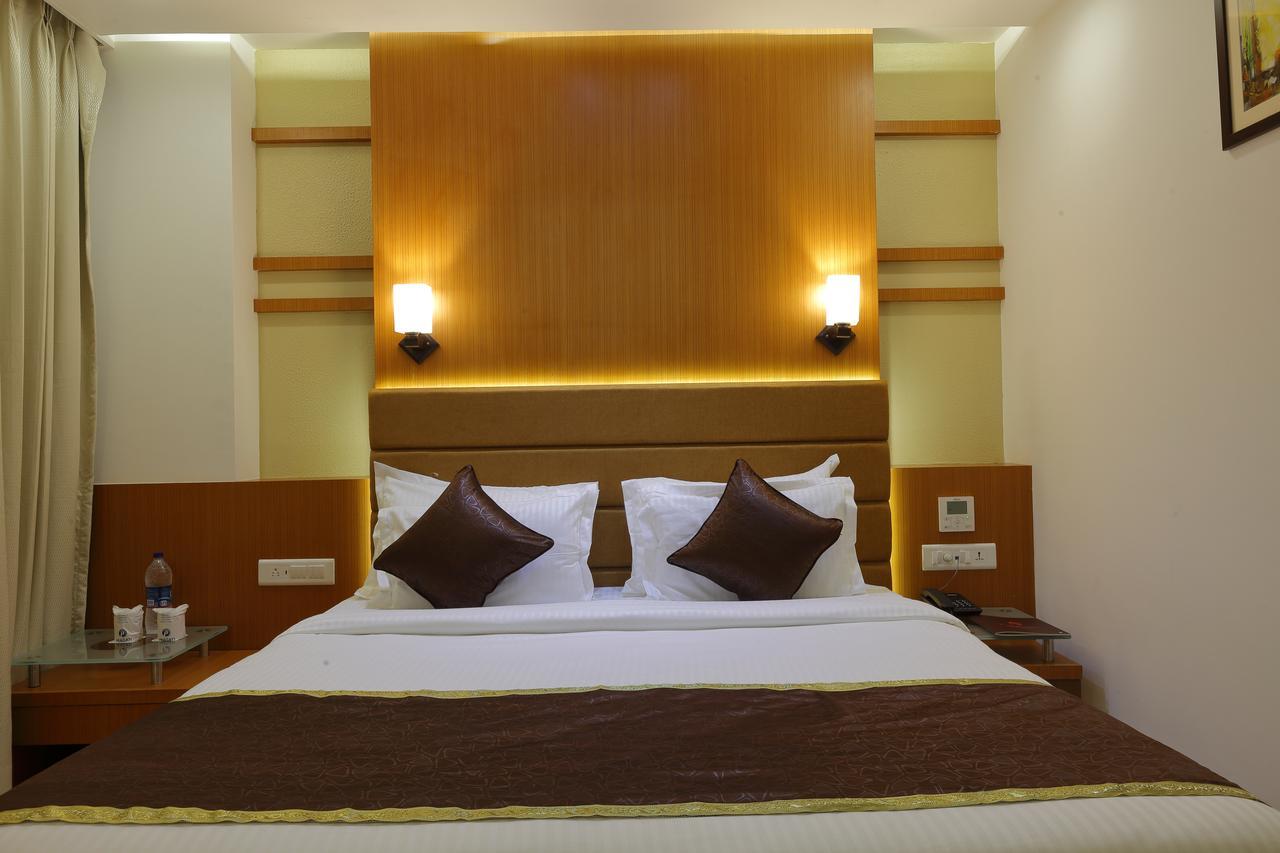 Hotel Pragati The Grand Ahmedabad Buitenkant foto