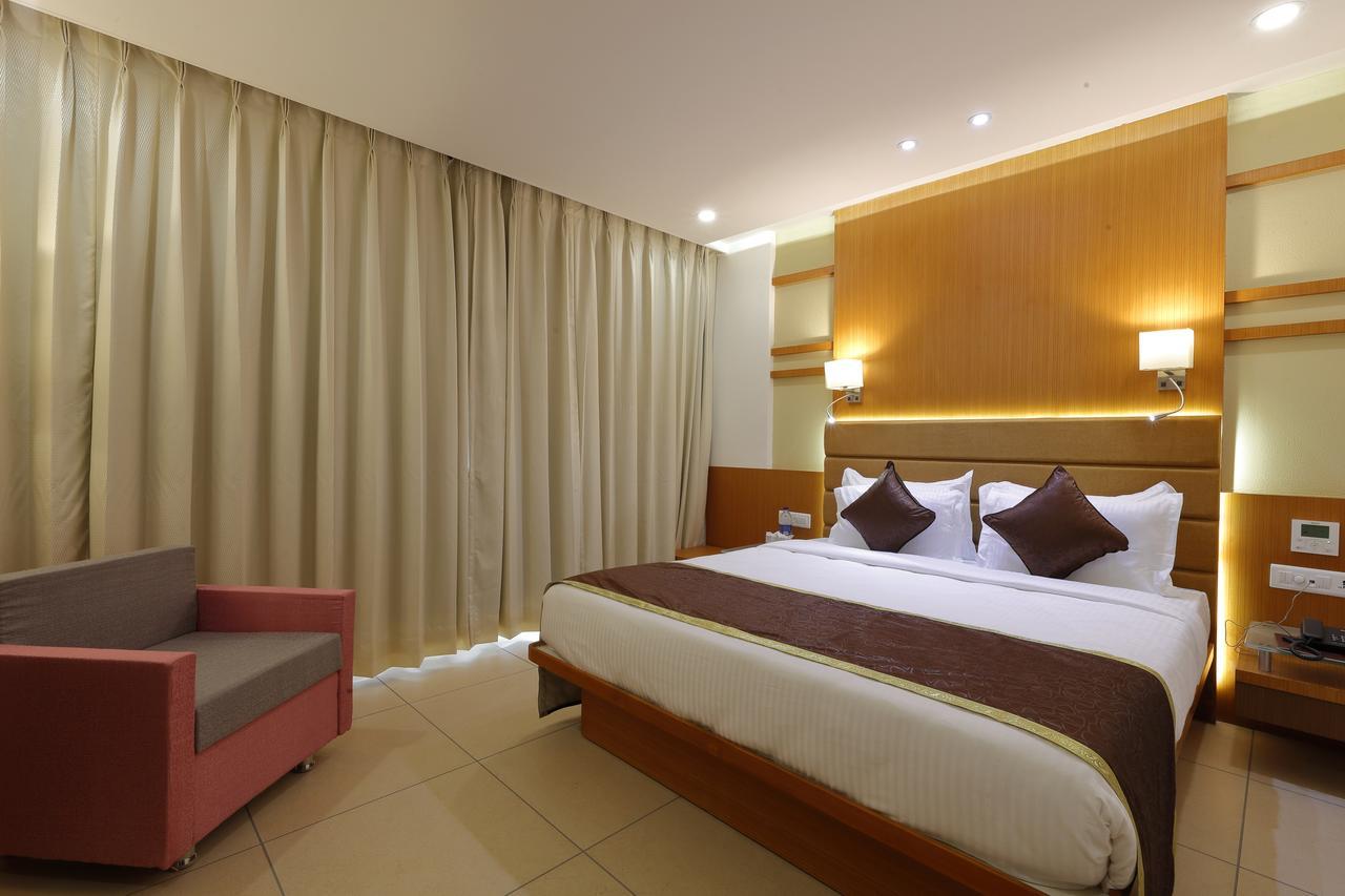 Hotel Pragati The Grand Ahmedabad Buitenkant foto