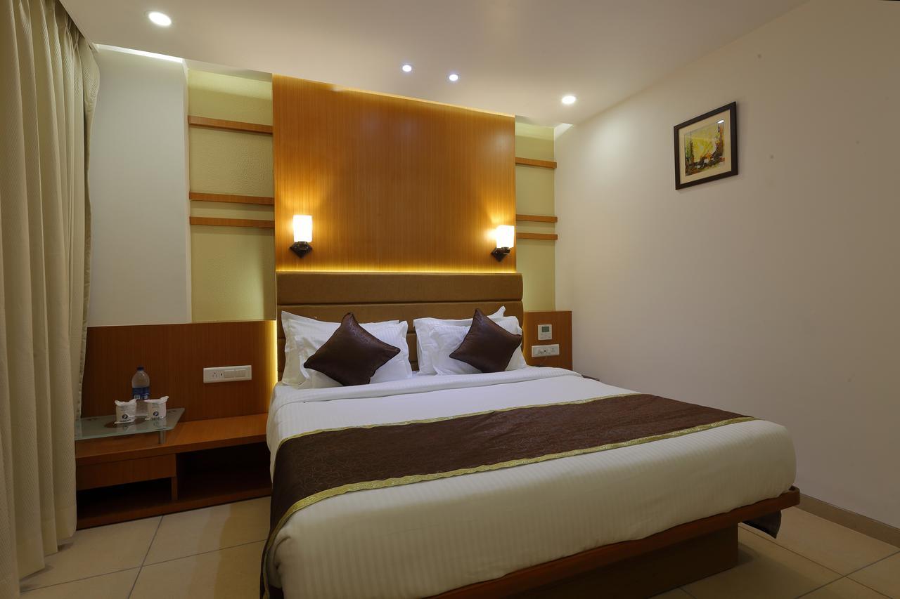 Hotel Pragati The Grand Ahmedabad Buitenkant foto