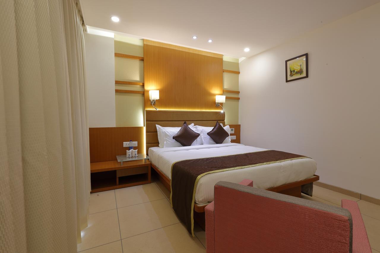 Hotel Pragati The Grand Ahmedabad Buitenkant foto