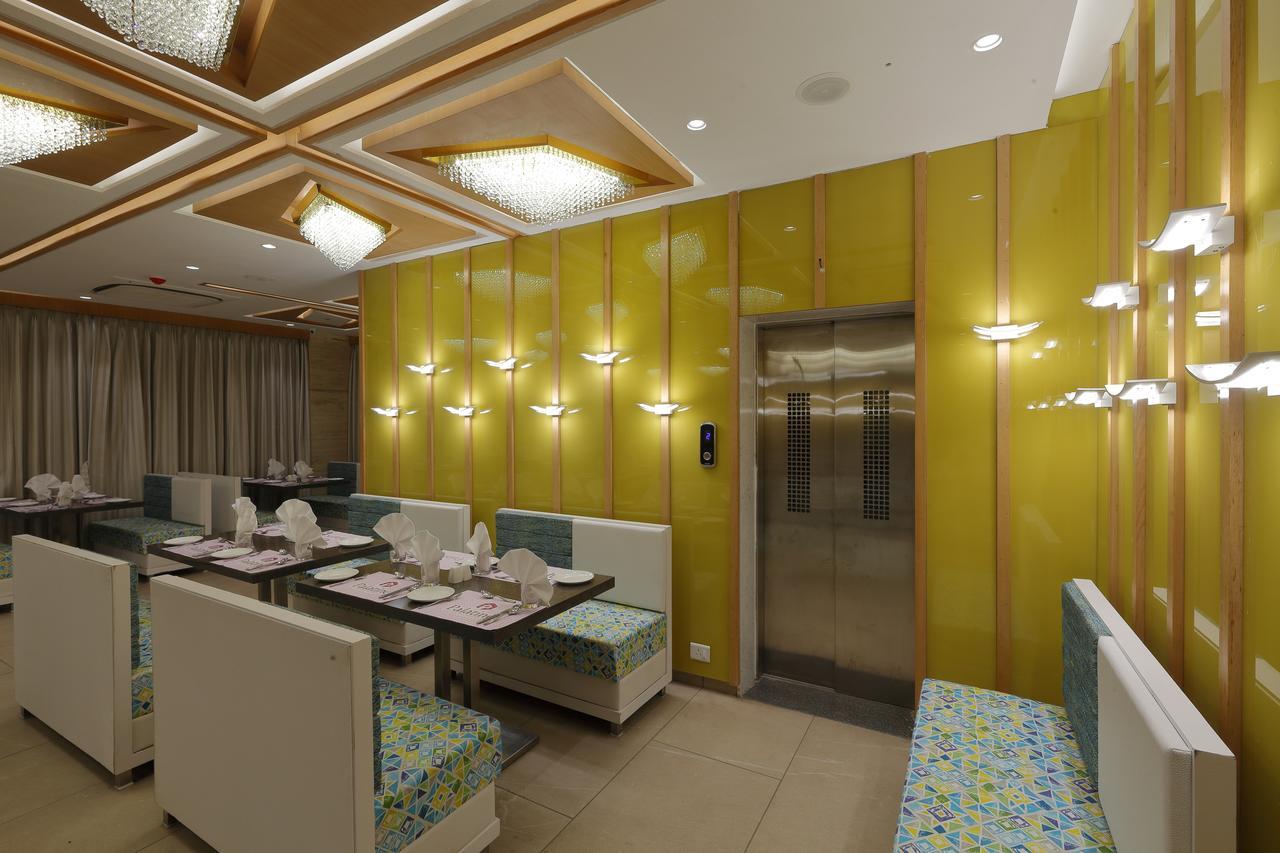 Hotel Pragati The Grand Ahmedabad Buitenkant foto