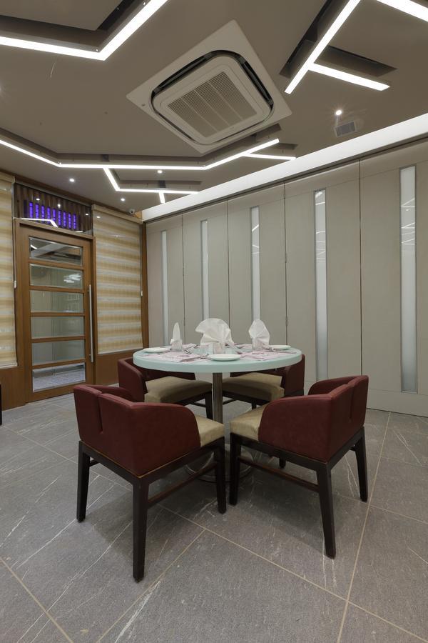 Hotel Pragati The Grand Ahmedabad Buitenkant foto