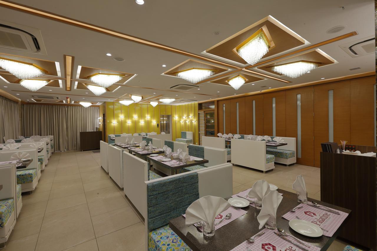 Hotel Pragati The Grand Ahmedabad Buitenkant foto