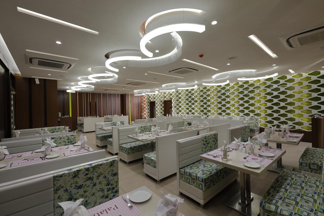 Hotel Pragati The Grand Ahmedabad Buitenkant foto