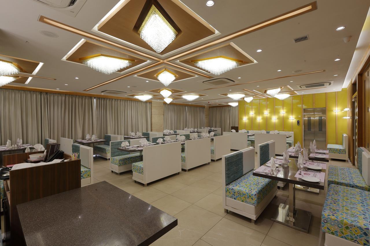Hotel Pragati The Grand Ahmedabad Buitenkant foto