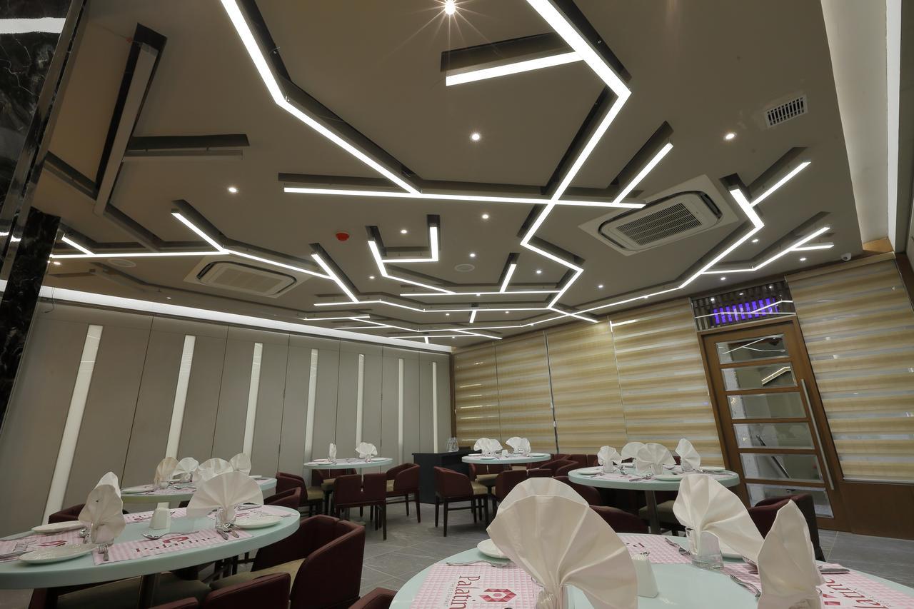 Hotel Pragati The Grand Ahmedabad Buitenkant foto