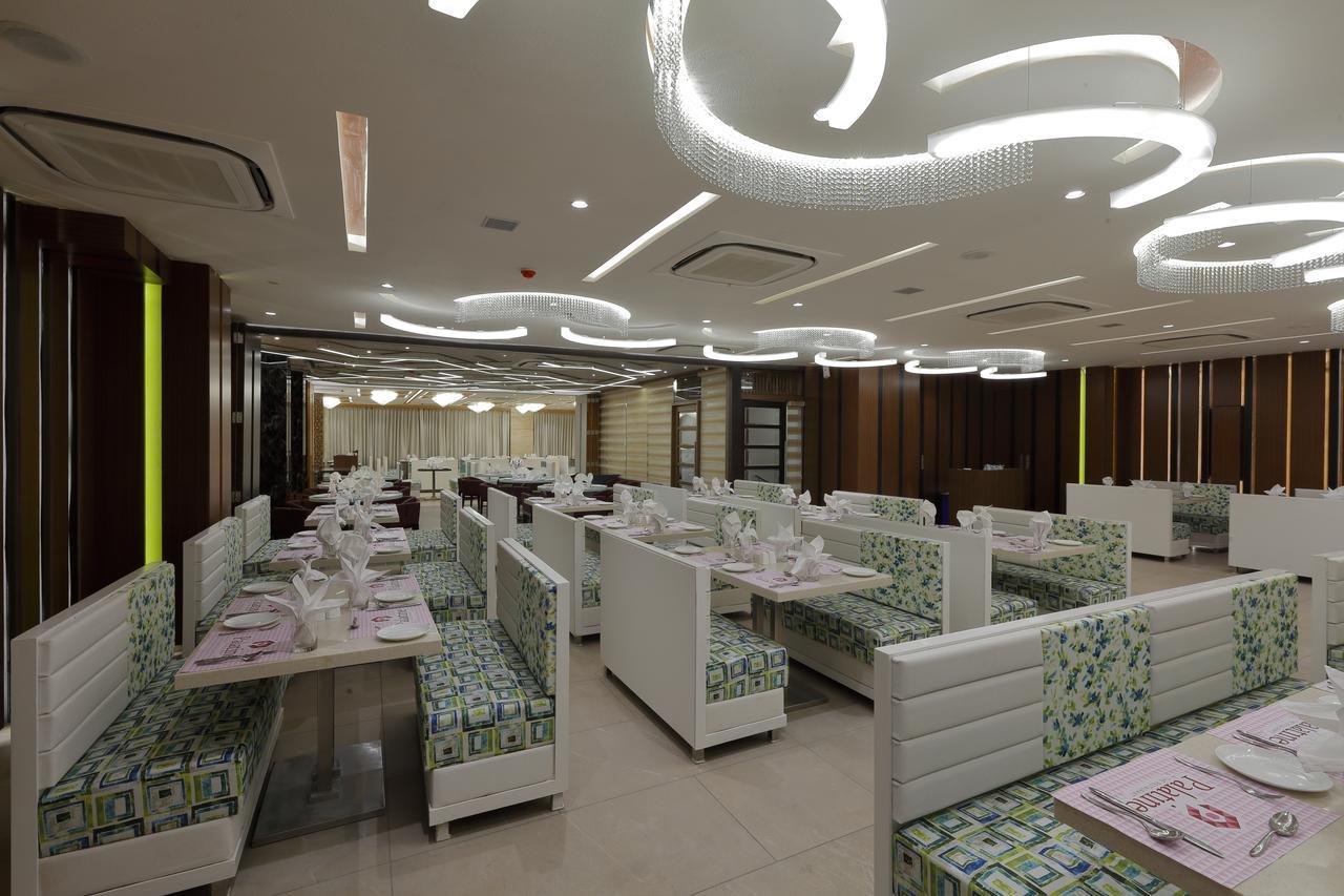 Hotel Pragati The Grand Ahmedabad Buitenkant foto