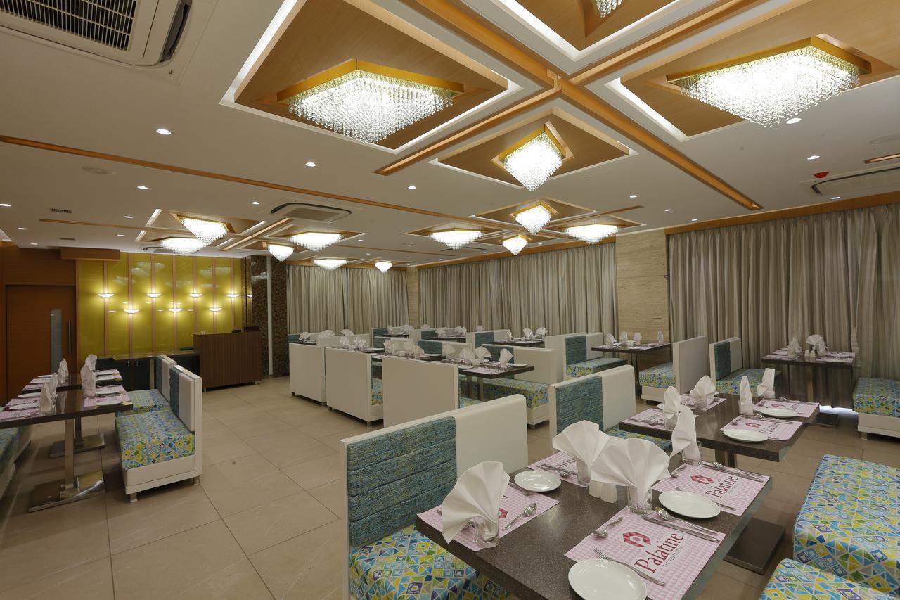 Hotel Pragati The Grand Ahmedabad Buitenkant foto