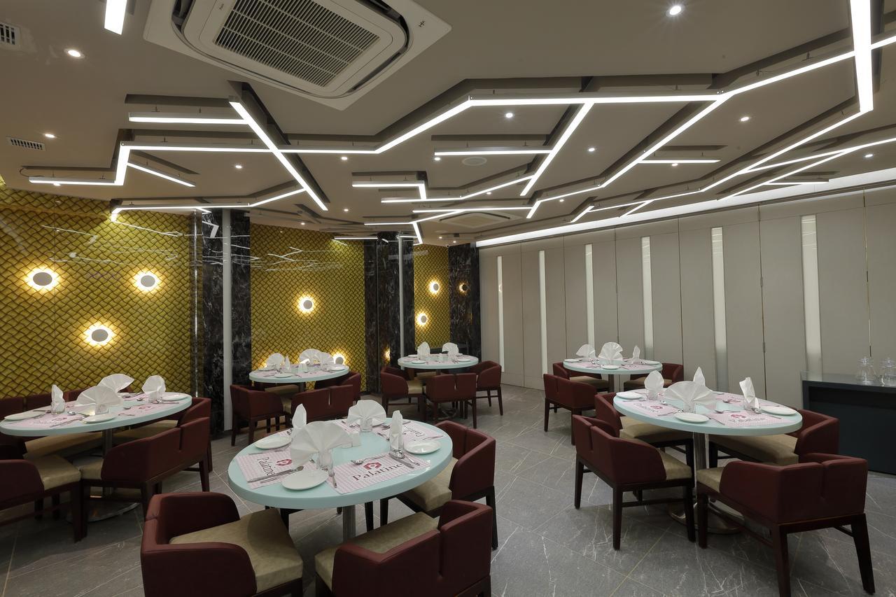Hotel Pragati The Grand Ahmedabad Buitenkant foto