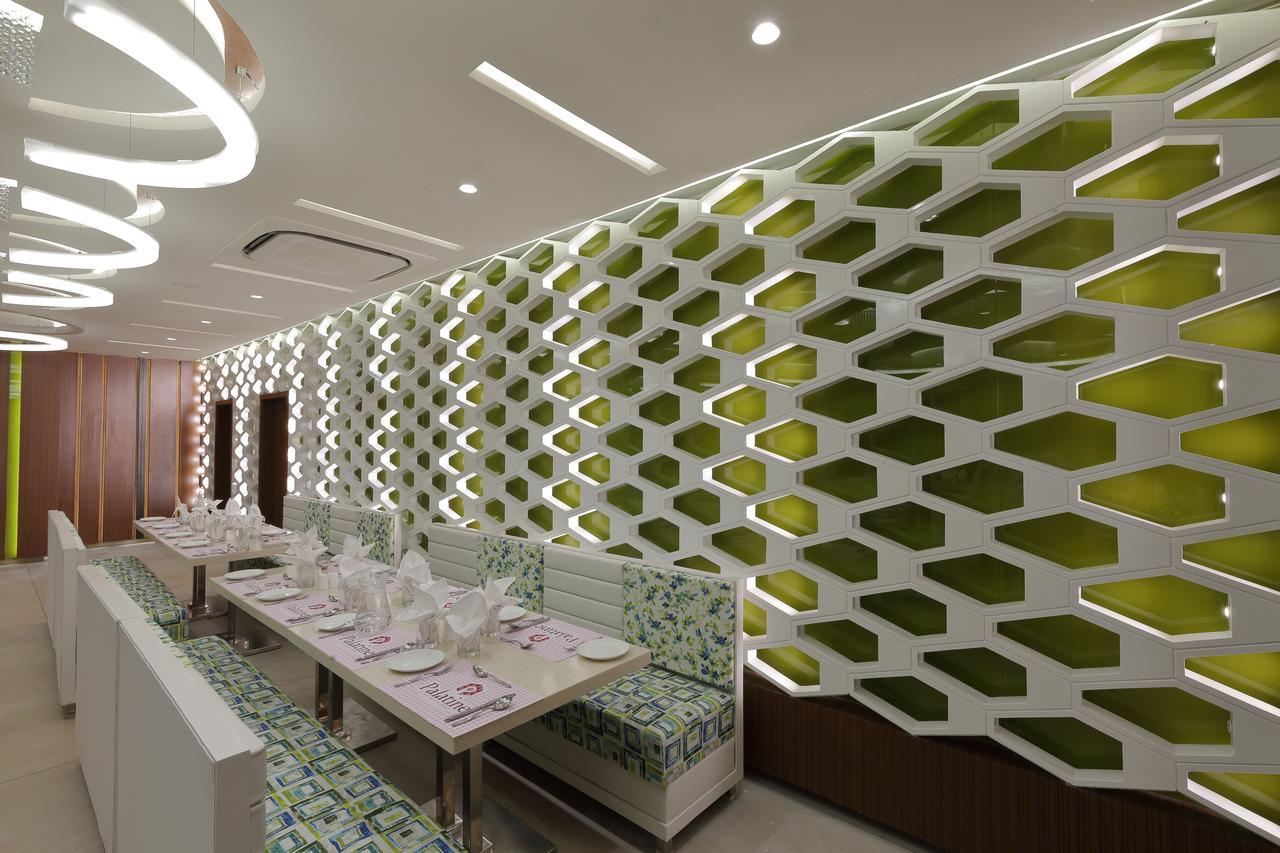 Hotel Pragati The Grand Ahmedabad Buitenkant foto