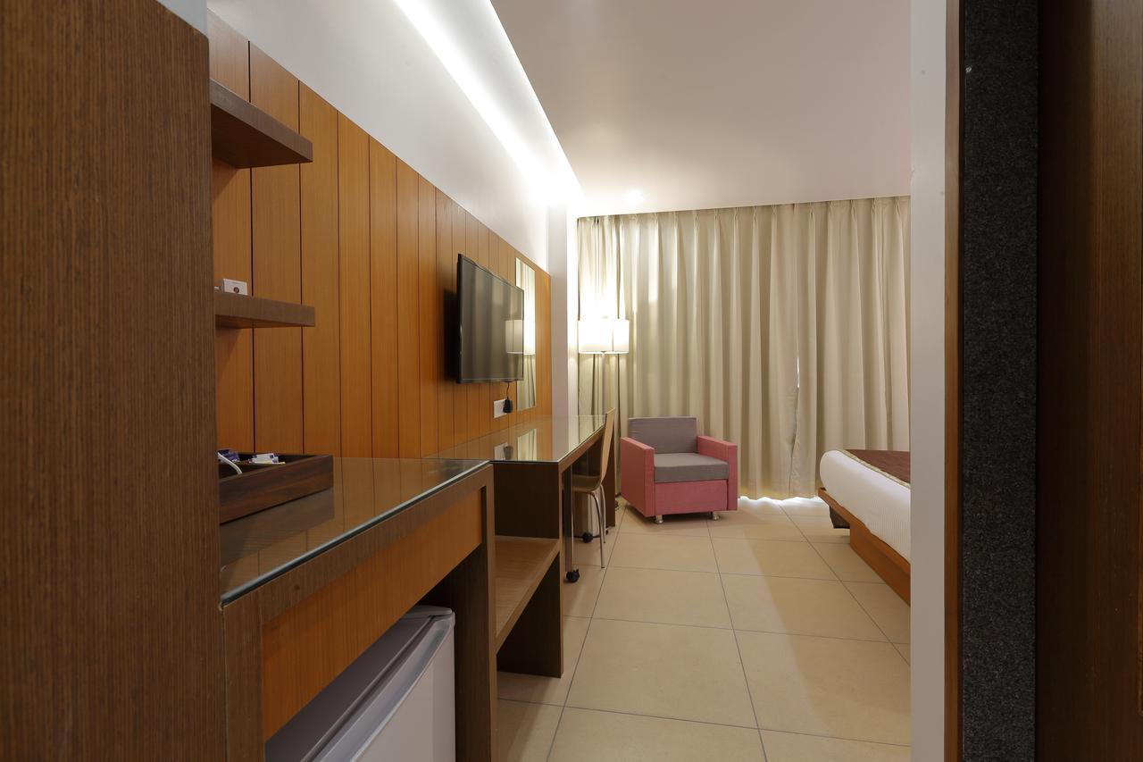 Hotel Pragati The Grand Ahmedabad Buitenkant foto