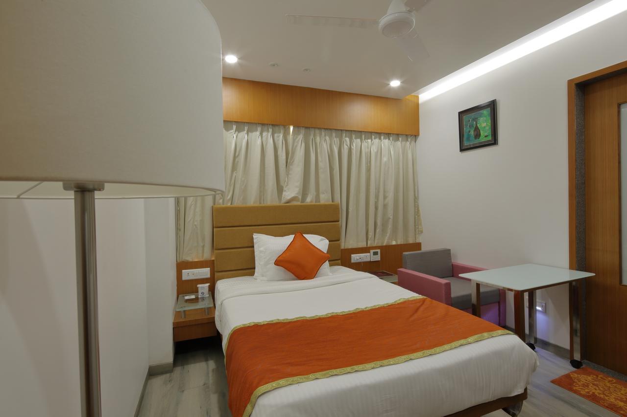 Hotel Pragati The Grand Ahmedabad Buitenkant foto