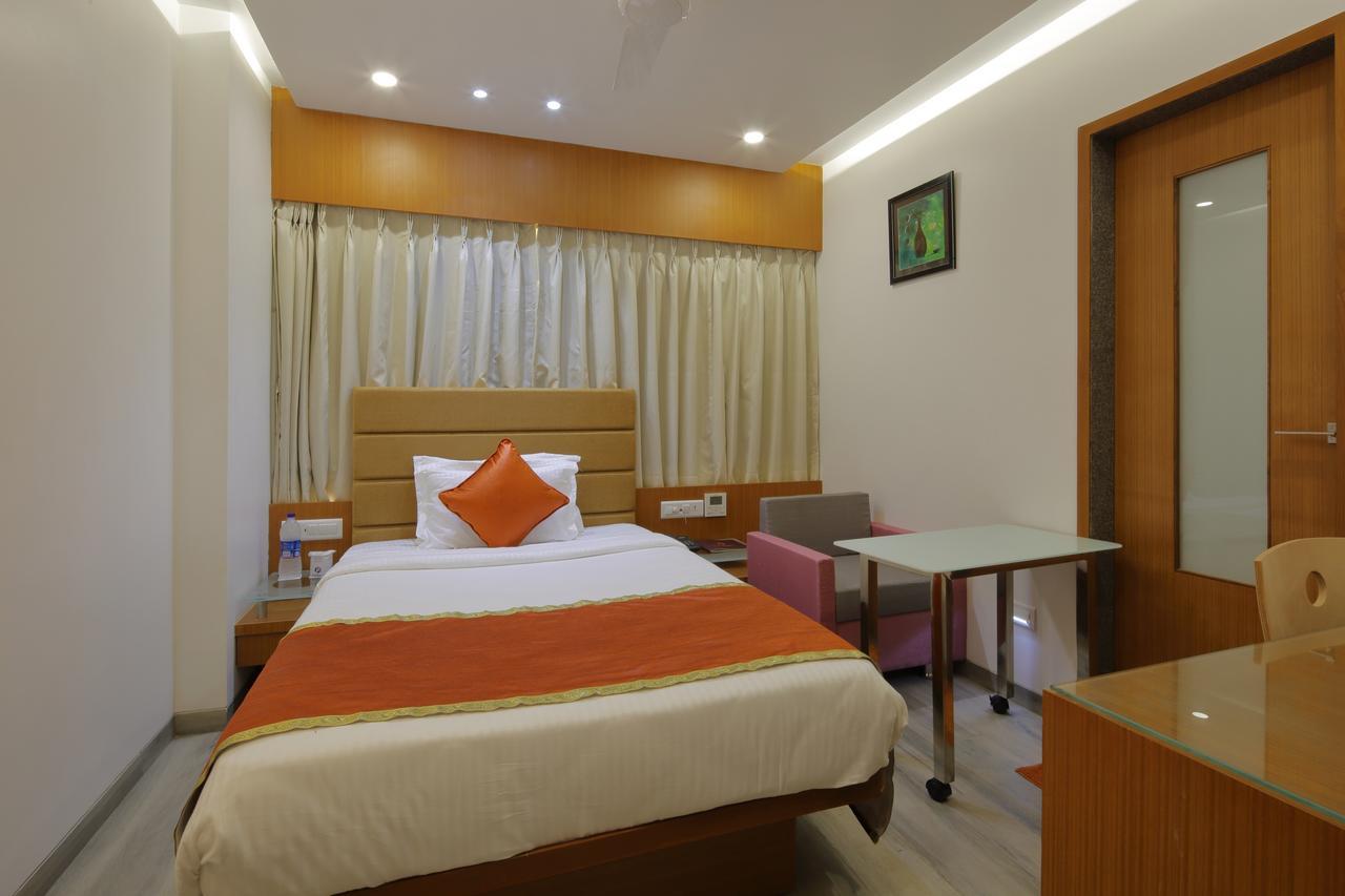 Hotel Pragati The Grand Ahmedabad Buitenkant foto