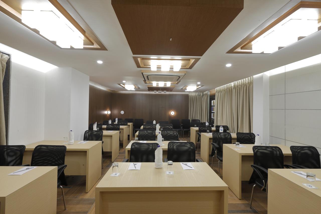 Hotel Pragati The Grand Ahmedabad Buitenkant foto