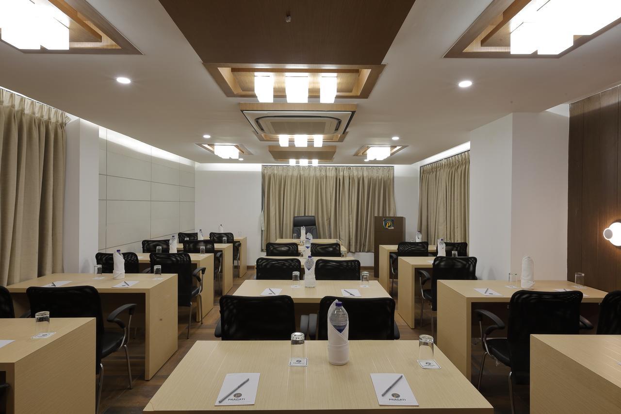 Hotel Pragati The Grand Ahmedabad Buitenkant foto
