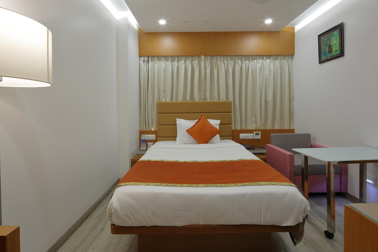 Hotel Pragati The Grand Ahmedabad Buitenkant foto