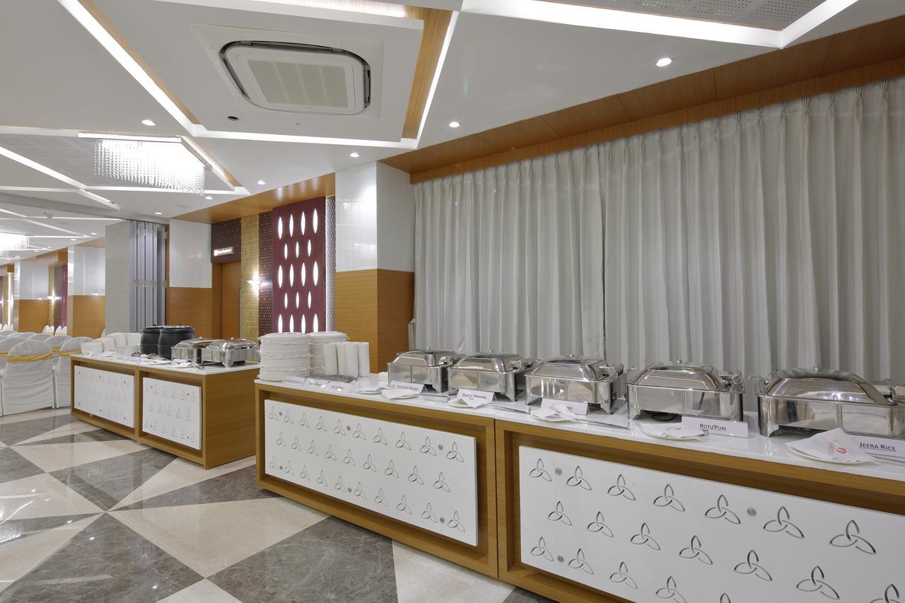 Hotel Pragati The Grand Ahmedabad Buitenkant foto