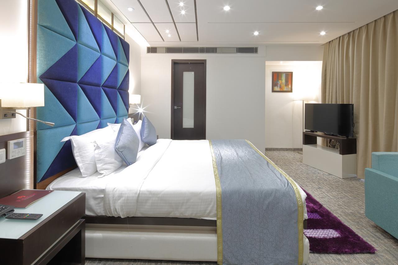 Hotel Pragati The Grand Ahmedabad Buitenkant foto