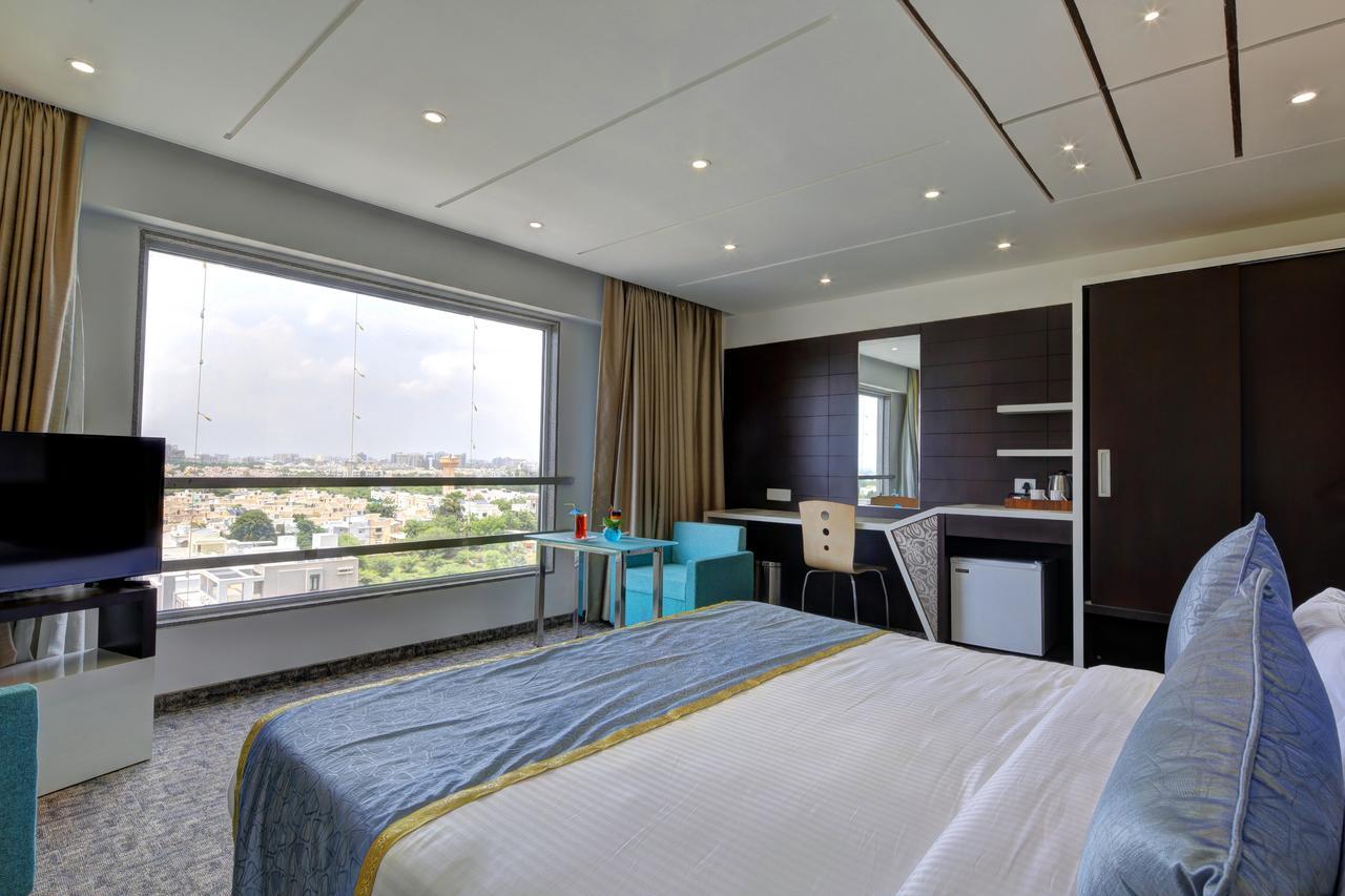 Hotel Pragati The Grand Ahmedabad Buitenkant foto