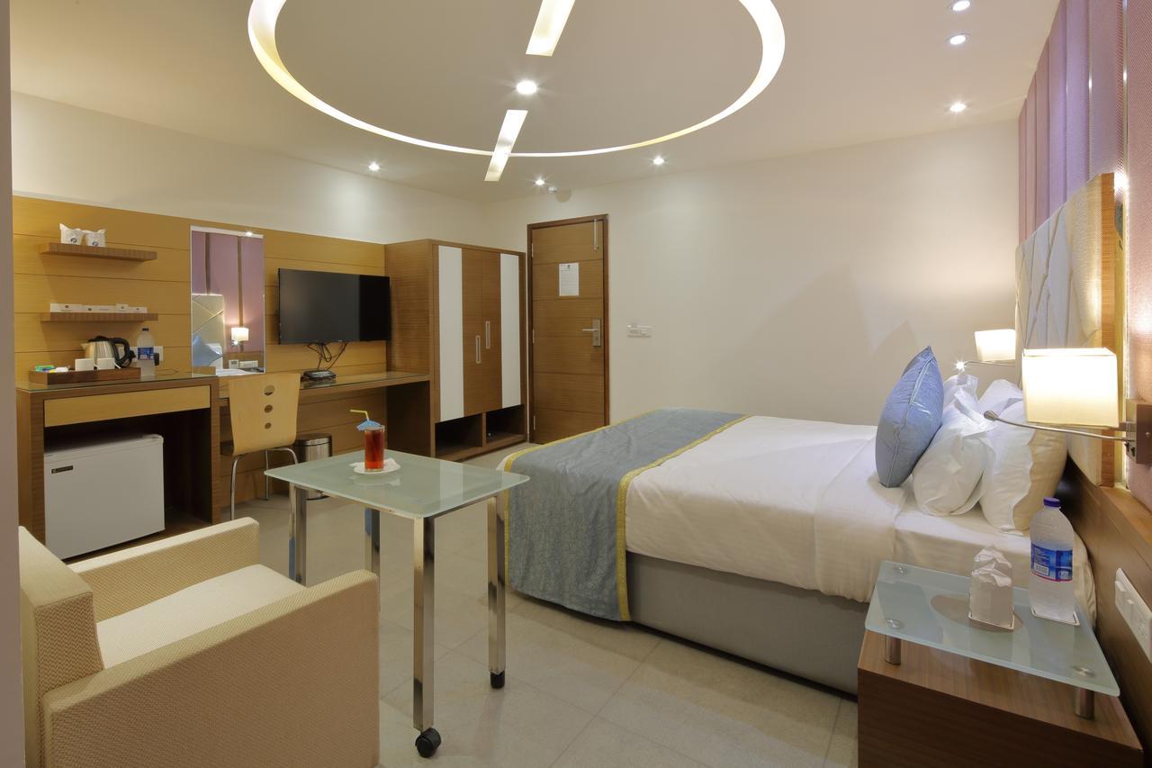 Hotel Pragati The Grand Ahmedabad Buitenkant foto
