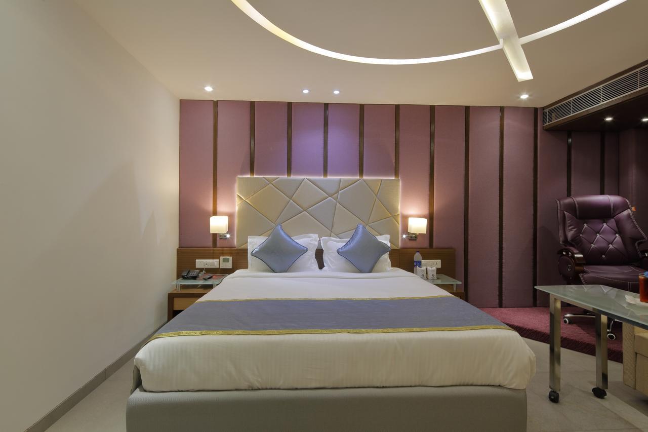 Hotel Pragati The Grand Ahmedabad Buitenkant foto