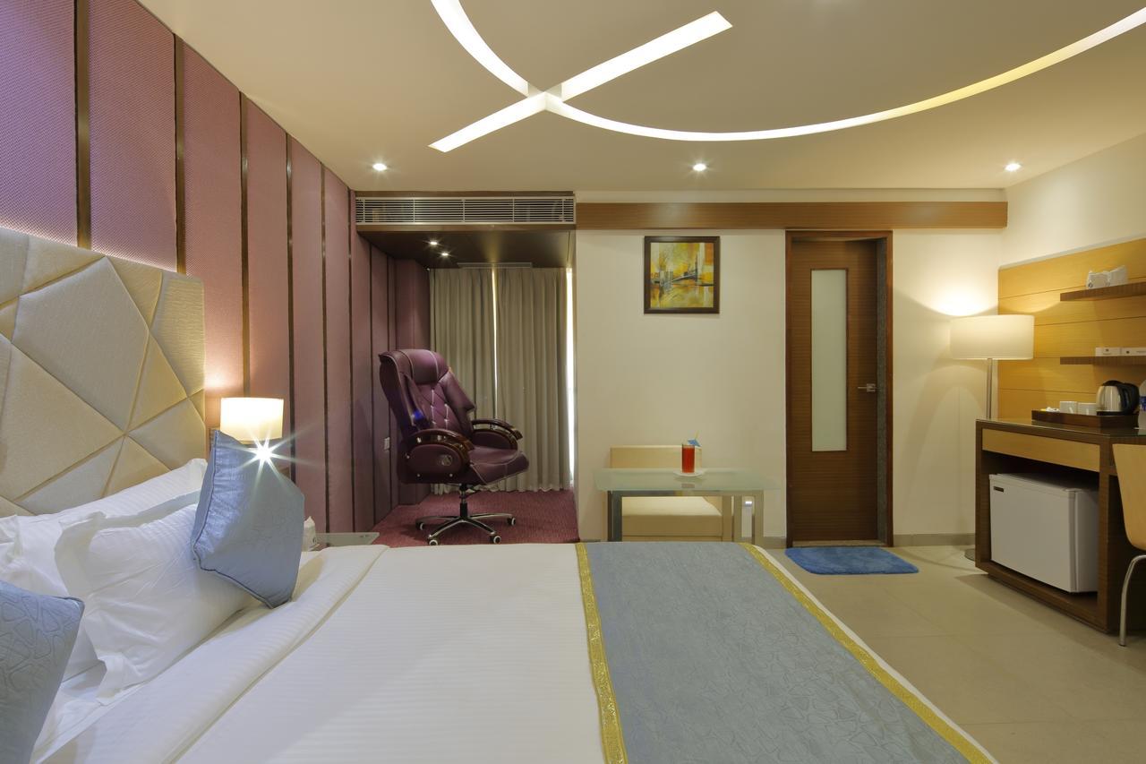 Hotel Pragati The Grand Ahmedabad Buitenkant foto